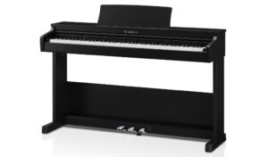 Das Kawai CX102 B in der Gesamtansicht: schlankes, wohnraumtaugliches Digitalpiano mit klarer Linienführung, integrierter Dreifachpedaleinheit und klassischem Möbelcharakter.