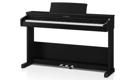 Das Kawai CX102 B in der Gesamtansicht: schlankes, wohnraumtaugliches Digitalpiano mit klarer Linienführung, integrierter Dreifachpedaleinheit und klassischem Möbelcharakter.