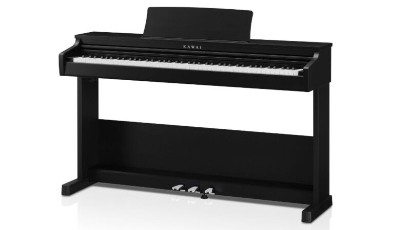 Das Kawai CX102 B in der Gesamtansicht: schlankes, wohnraumtaugliches Digitalpiano mit klarer Linienführung, integrierter Dreifachpedaleinheit und klassischem Möbelcharakter.