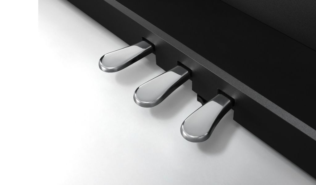 Integrierte Dreifachpedaleinheit des Kawai CX102 B: Sustain-, Sostenuto- und Soft-Pedal für authentische pianistische Ausdrucksmöglichkeiten.