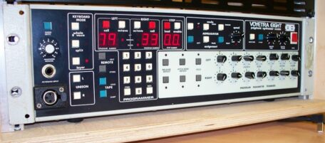 Octave Voyetra 8 analoger Synthesizer im Rack