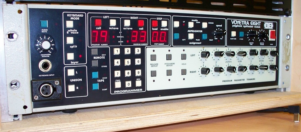 Octave Voyetra 8 analoger Synthesizer im Rack