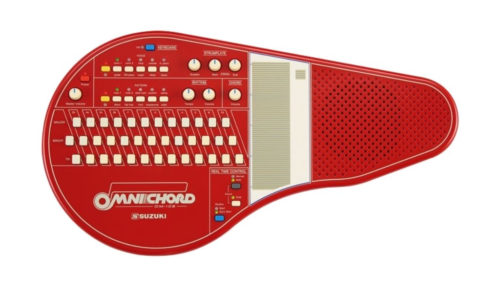 SUZUKI Omnichord OM-108 in der limitierten roten Ausführung – das ikonische Gehäusedesign mit Strumplate und integriertem Lautsprecher bleibt dem historischen Vorbild treu.