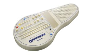 Das neu aufgelegte SUZUKI Omnichord OM-108 kombiniert Begleitautomatik, Akkordtaster und berührungsempfindliche Strumplate zu einem eigenständigen Performance-Instrument.