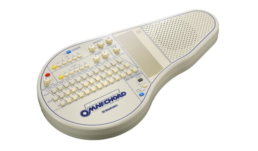 Das neu aufgelegte SUZUKI Omnichord OM-108 kombiniert Begleitautomatik, Akkordtaster und berührungsempfindliche Strumplate zu einem eigenständigen Performance-Instrument.