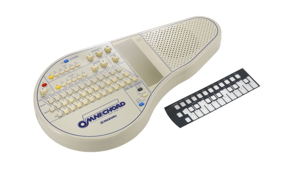 OM-108 mit austauschbarer Akkord-Overlay-Schablone – visuelle Orientierung für komplexe Akkordstrukturen und erweiterten Harmonieeinsatz.