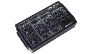 Der Stylophone CPM-DF-8 in 3/4-Ansicht: Zwei analoge Multimode-Filter, getrennte Hüllkurven und eine umfangreiche Patchbay machen das Desktop-Gerät zum ernstzunehmenden Klangformungs-Tool.