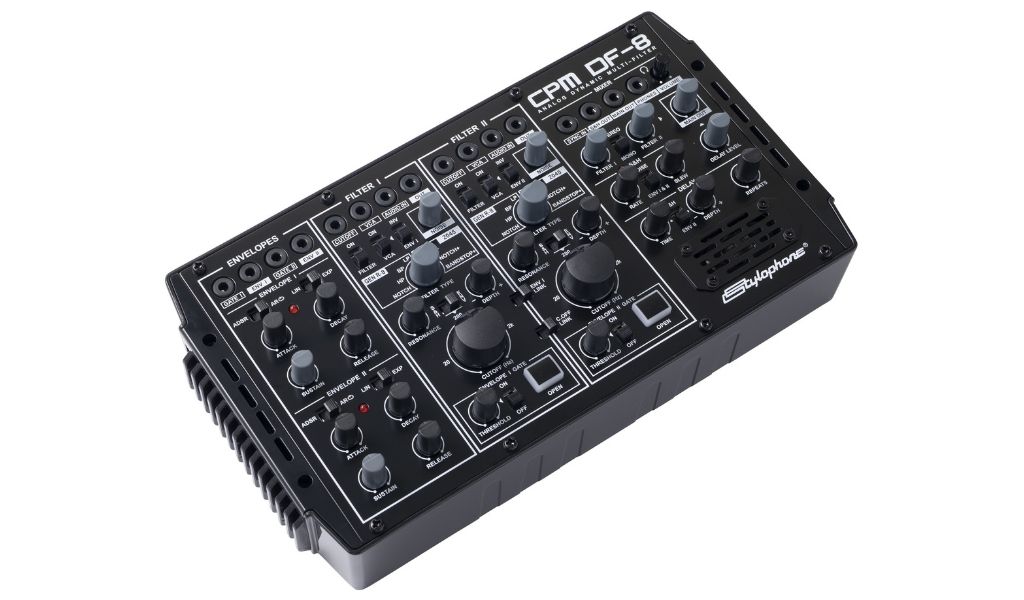 Der Stylophone CPM-DF-8 in 3/4-Ansicht: Zwei analoge Multimode-Filter, getrennte Hüllkurven und eine umfangreiche Patchbay machen das Desktop-Gerät zum ernstzunehmenden Klangformungs-Tool.