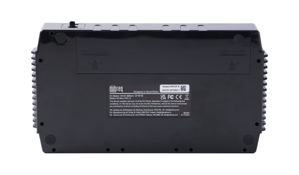 Blick auf die Unterseite mit Batteriefach für sechs AA-Zellen sowie Typenschild – alternativ kann der CPM-DF-8 über ein Netzteil oder im Eurorack-Bus betrieben werden.