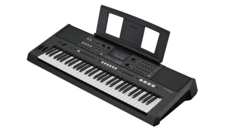 Das Yamaha PSR-E583 in Schrägansicht mit Notenhalter: Ein portables 61-Tasten-Keyboard mit integrierten Lautsprechern, das Üben, Arrangieren und Performen in einem kompakten Format vereint.