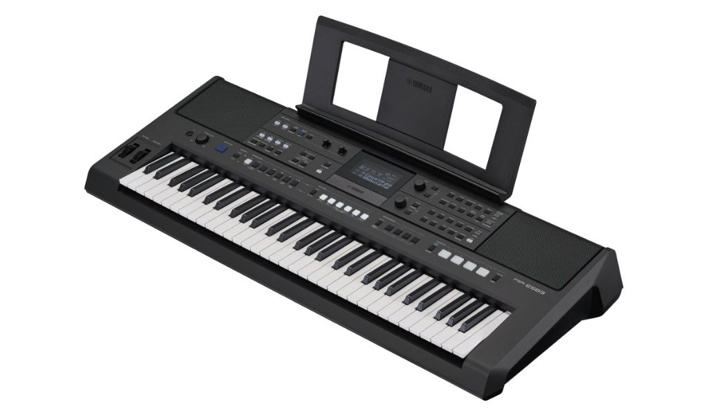 Das Yamaha PSR-E583 in Schrägansicht mit Notenhalter: Ein portables 61-Tasten-Keyboard mit integrierten Lautsprechern, das Üben, Arrangieren und Performen in einem kompakten Format vereint.