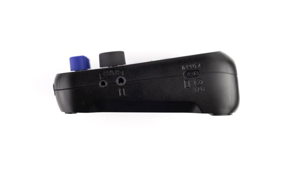 Seitlicher TRRS-Smartphone-Anschluss für Remote-Gäste sowie Schnittstelle für optionalen Bluetooth-Adapter – praxisnah für hybride Podcast-Setups.