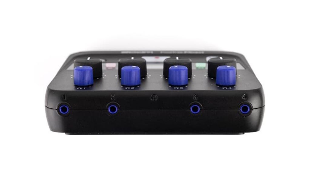 Vier getrennte Kopfhörerausgänge mit eigenen Lautstärkereglern ermöglichen individuelles Monitoring ohne zusätzlichen Kopfhörerverstärker.