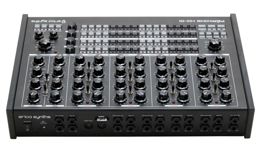 Die Rückseite der Perkons HD-01 zeigt ihre Studio-Tauglichkeit: Einzelausgänge pro Stimme, umfangreiche Trigger- und MIDI-Anschlüsse sowie Send/Return-Wege für externe Effekte.