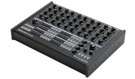 Die Erica Synths Perkons HD-01 Black verbindet hybriden Drum-Sound mit direkter Bedienung und einem klar performativen Ansatz.