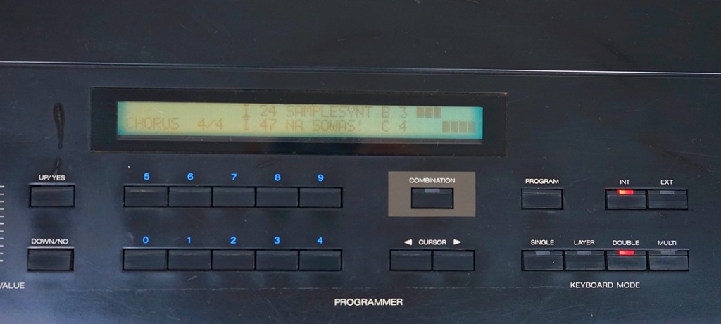 FM-Synthesizer Korg DS-8 Display