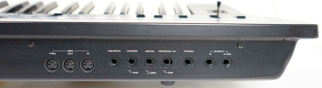 Rückseite des Korg DS-8 Synthesizer mit MIDI und Audioanschlüsse