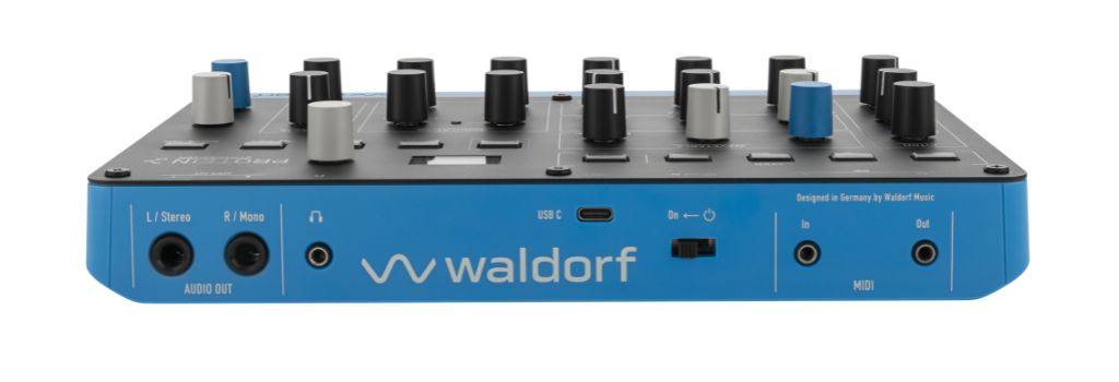 Rückseite des Waldorf Protein: Stereo-Ausgänge, MIDI-In/Out, USB-C und Kopfhöreranschluss im kompakten Desktop-Format.