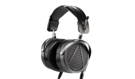 Der offene Aufbau des Audeze MM-500 zeigt bereits optisch seine Studiopositionierung: großzügige Belüftung und massive Metallkonstruktion sorgen für Stabilität und Transparenz.