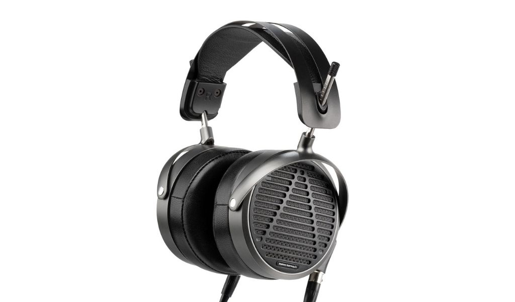 Der offene Aufbau des Audeze MM-500 zeigt bereits optisch seine Studiopositionierung: großzügige Belüftung und massive Metallkonstruktion sorgen für Stabilität und Transparenz.