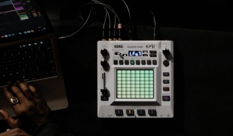 Das KAOSS PAD V im Live-Kontext: als performatives Effektinstrument direkt in den Workflow integriert.