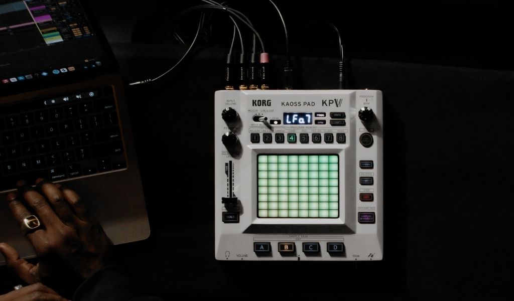 Das KAOSS PAD V im Live-Kontext: als performatives Effektinstrument direkt in den Workflow integriert.
