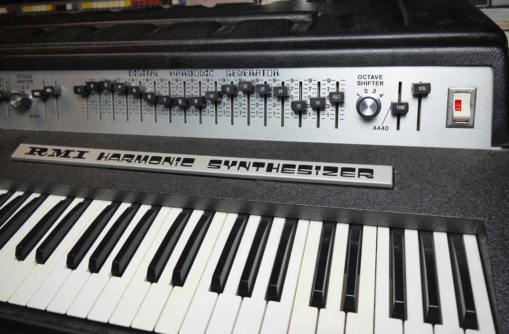 RMI Harmonic Synthesizer, digitale Klangerzeugung und analoger Charakter