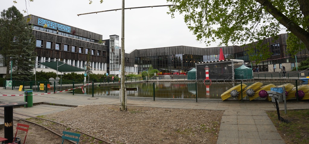 Der Innenhof der Superbooth 26 in Berlin kurz nach der Öffnung