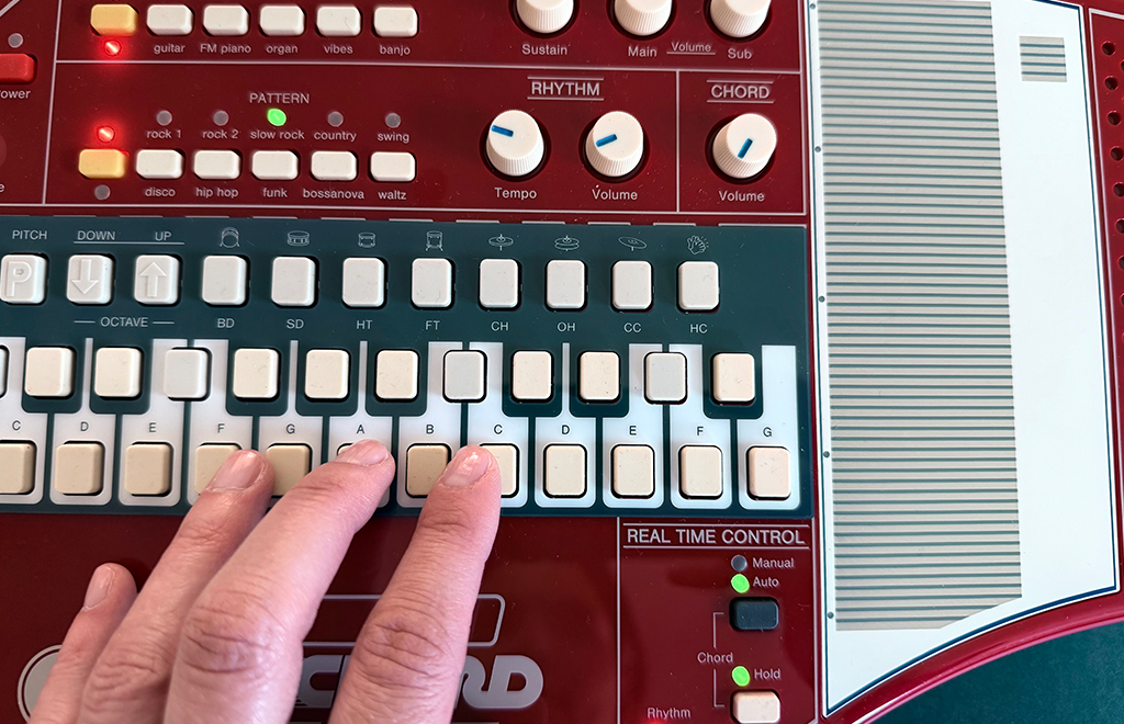 Omnichord OM-108 03