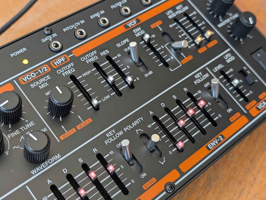 Fader und Bedienung des Synthesizer Behringer JT-2