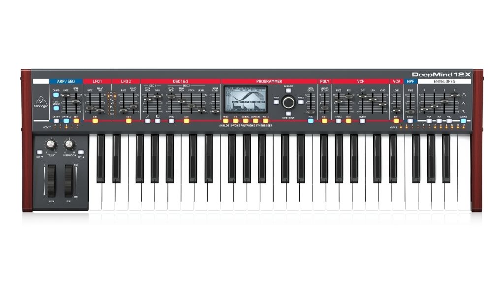 Der größere DeepMind 12X erweitert das Konzept der X-Serie um zwölf analoge Stimmen und bietet dadurch deutlich mehr Reserven für breite Pads, lange Releases und komplexe Layer-artige Sounds.