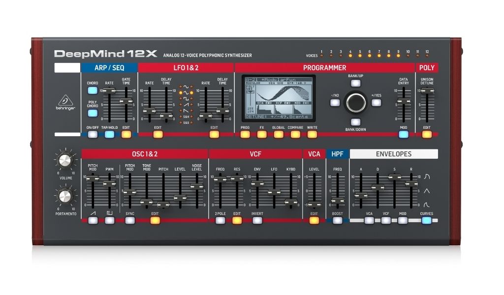 Der DeepMind 12XD verzichtet auf die Tastatur und richtet sich als kompaktes Desktop-Modul vor allem an DAW-basierte Studios und Synthesizer-Setups mit externem Masterkeyboard.