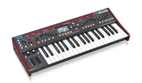 Mit sechs analogen Stimmen, umfangreicher Modulationsmatrix und integrierter Effektsektion präsentiert sich der DeepMind 6X als vielseitiger Poly-Synth für moderne Produktionen.