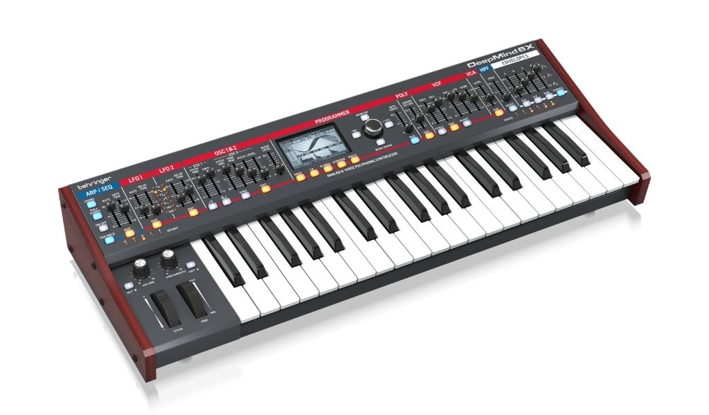 Mit sechs analogen Stimmen, umfangreicher Modulationsmatrix und integrierter Effektsektion präsentiert sich der DeepMind 6X als vielseitiger Poly-Synth für moderne Produktionen.