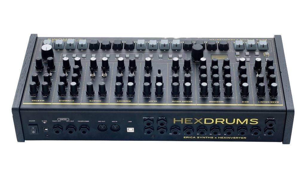 Die Rückseite bietet zahlreiche Einzelausgänge, MIDI, USB-MIDI sowie Clock-Anschlüsse – ideal für hybride Studio- und Modular-Setups.