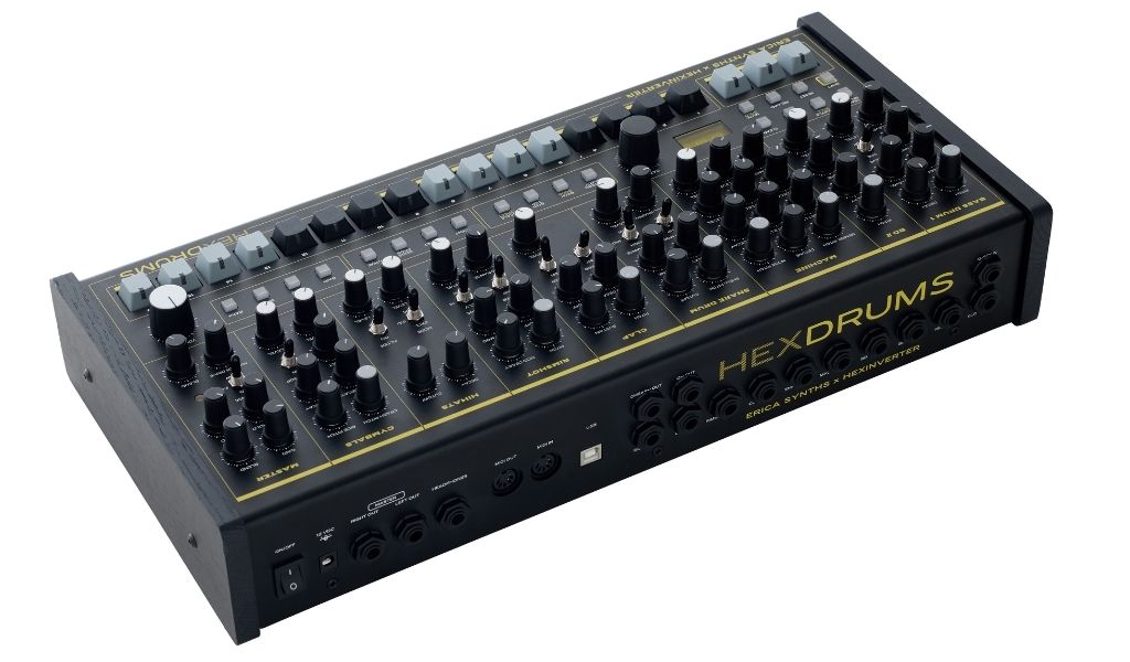 Mit Metallgehäuse, Holzseitenteilen und griffigen Reglern vermittelt der Hexdrums bereits haptisch den Charakter eines ernstzunehmenden Performance-Instruments.
