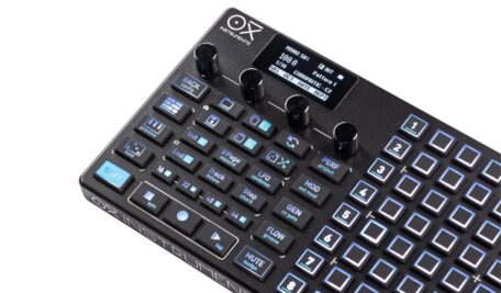 Die Bedienoberfläche des OXI ONE MkII kombiniert direkte Hardware-Kontrolle mit tiefem Sequencing-Zugriff über Encoder, RGB-Pads und Performance-Taster.