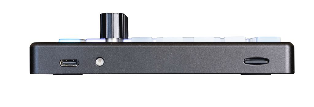 An der linken Gehäuseseite sitzen USB-C-Anschluss und Power-Schalter – minimalistisch und funktional umgesetzt.