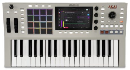 Akai MPC Key 37 G2 Standalone-Produktionskeyboard mit 37 Tasten, MPC-Pads, Farbdisplay und Bedienelementen für Sampling und Sequencing.