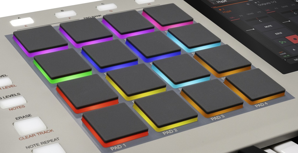 Nahaufnahme der Akai MPC Key 37 G2 mit 16 farbig beleuchteten MPC-Pads, Funktionstasten und teilweise sichtbarem Touchscreen.