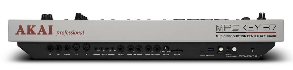 Rückseite der Akai MPC Key 37 G2 mit Anschlussfeld für MIDI, CV/Gate, Audio, USB, SD-Karte, Fußschalter und Stromversorgung.