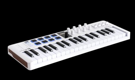 Arturia MiniLab 37 MIDI-Controller in Weiß mit 37 Slim-Tasten, RGB-Pads, Drehreglern und Fadern auf schwarzem Hintergrund.