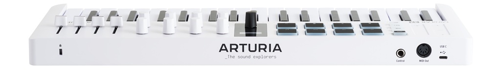 Arturia MiniLab 37 MIDI-Controller von der Anschlussseite mit USB-C, MIDI Out, Pedal-Eingang, Fadern, Pads und 37 Slim-Tasten.
