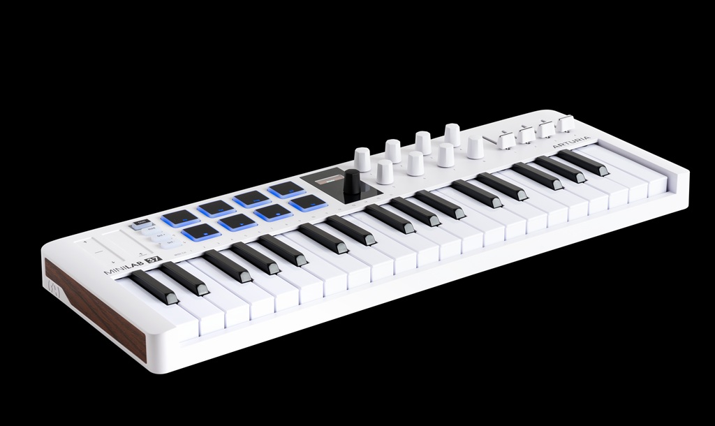 Arturia MiniLab 37 MIDI-Controller in Weiß mit 37 Slim-Tasten, RGB-Pads, Drehreglern und Fadern auf schwarzem Hintergrund.