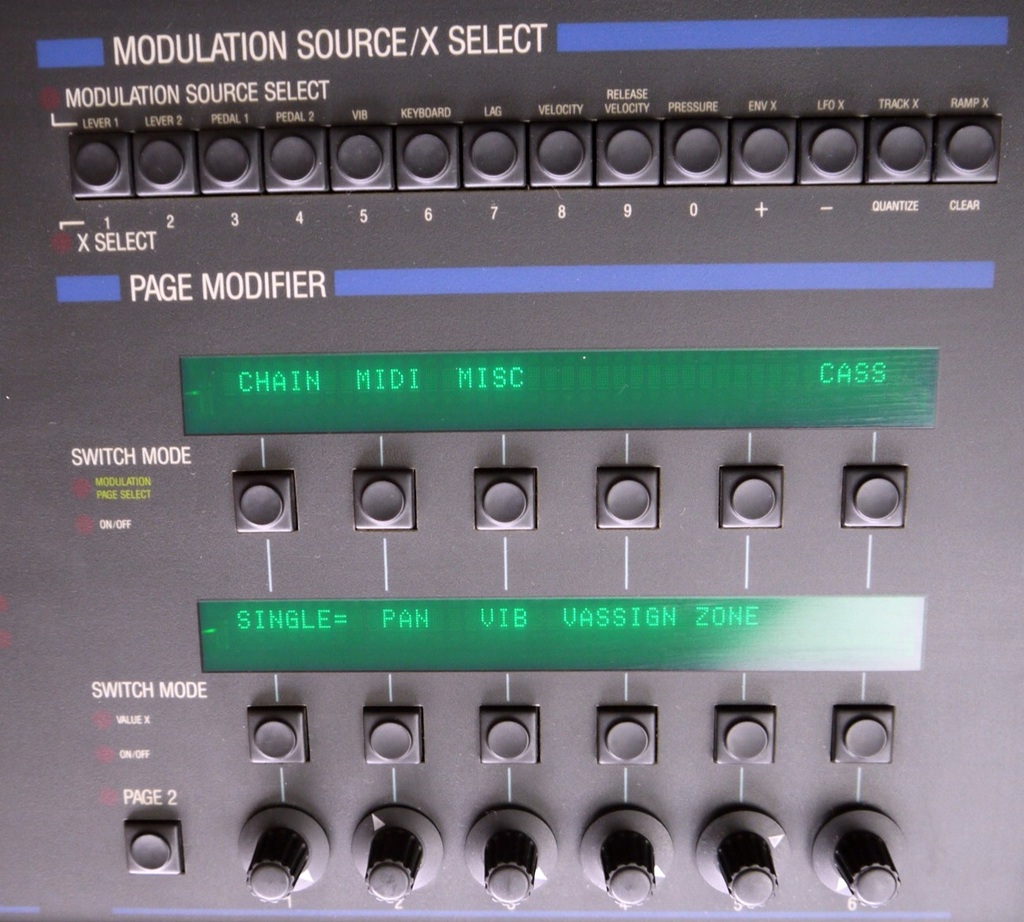 Nahaufnahme des Bedienpanels eines Oberheim Matrix-12 analogen Synthesizer mit Modulationsquellen-Auswahl, grünen Displays, schwarzen Tastern und sechs Drehreglern.