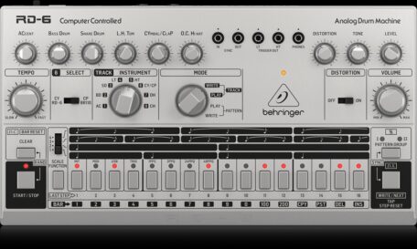 Behringer RD-6 SR analoger Drumcomputer mit 16-Step-Sequencer, Distortion-Sektion und silbernem Gehäuse.