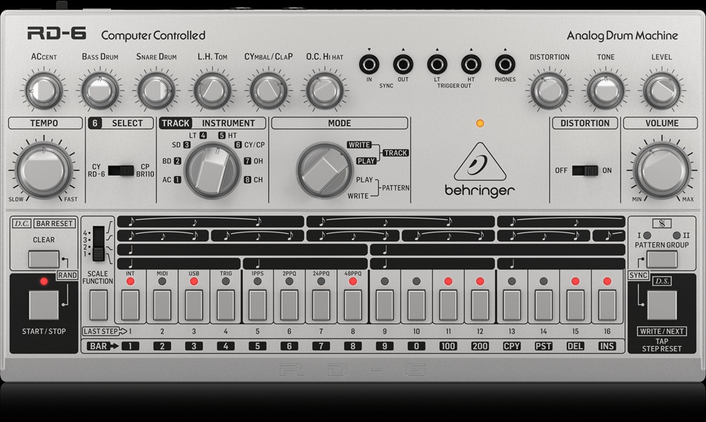 Behringer RD-6 SR analoger Drumcomputer mit 16-Step-Sequencer, Distortion-Sektion und silbernem Gehäuse.