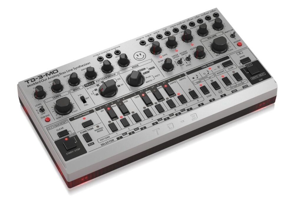 Die Behringer TD-3-MO erweitert das klassische Acid-Konzept um zahlreiche zusätzliche Klangparameter wie Suboszillator, Filter-FM, Overdrive und variable Slide-Zeiten.