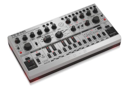 Die Behringer TD-3-MO erweitert das klassische Acid-Konzept um zahlreiche zusätzliche Klangparameter wie Suboszillator, Filter-FM, Overdrive und variable Slide-Zeiten.