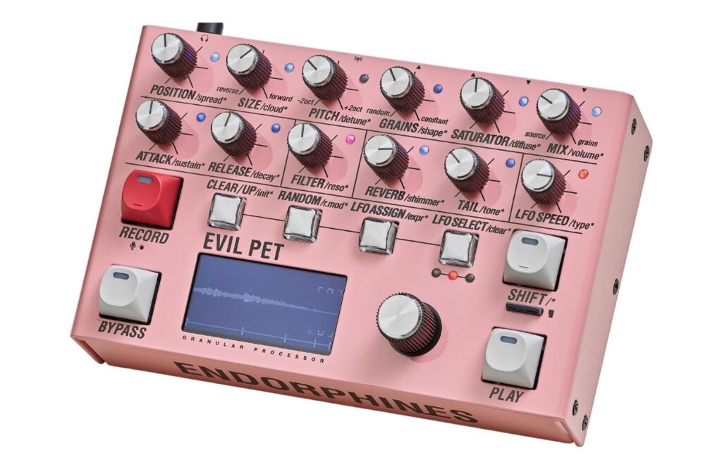 Der Endorphin.es Evil Pet kombiniert Granular-Synthese, Sampler und Live-Effektprozessor in einem kompakten Desktop-Gehäuse. Die direkte Bedienoberfläche lädt zum spontanen Sounddesign ein.